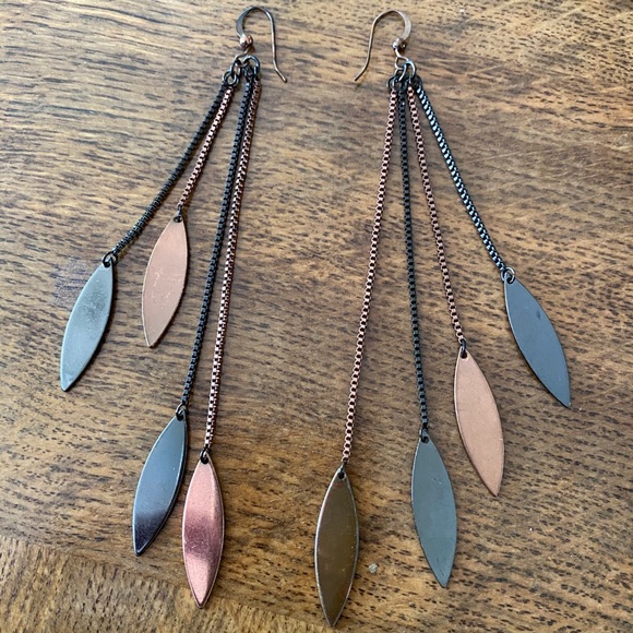 Jewelry - Bronze and black dangling earrings